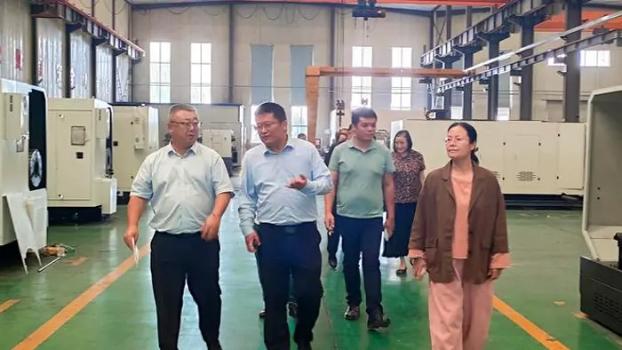 Des clients étrangers visitent l'usine de l'industrie lourde de Qiansheng pour une inspection sur site